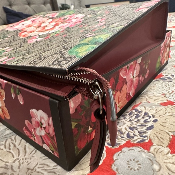 Authent Gucci Bloom Toiletry 26 EUC - Picture 7 of 10